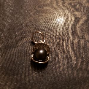 Vantel Pearl's Clam Charm